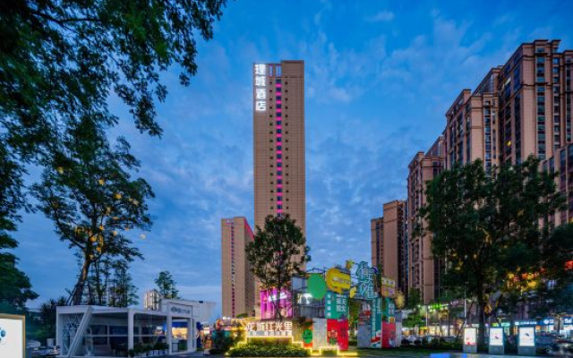 Licheng Hotel (Xihua University Branch, Chengdu Honggao Road Subway Station)