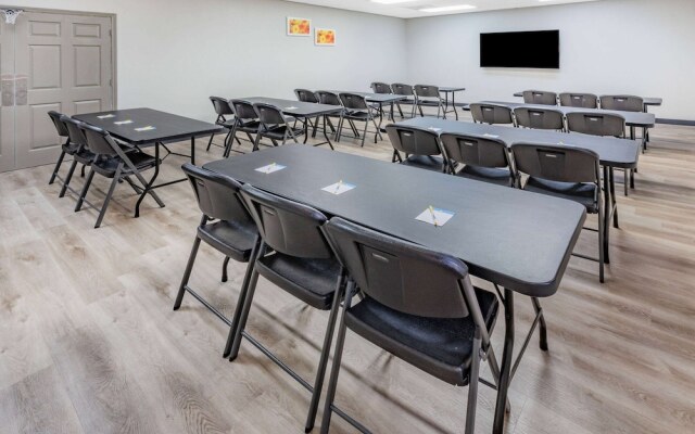 Days Inn And Suites Huntsville