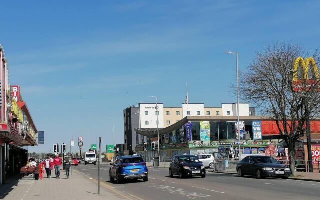 Beach Apartment - Sleeps 4, Garden & Parking