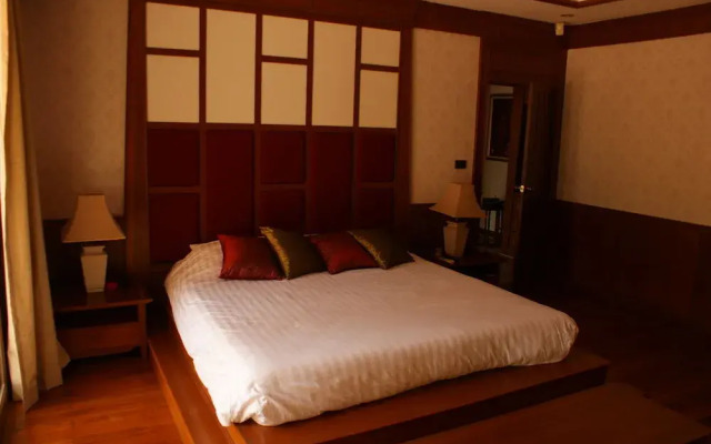 Sirinthara luxury villa
