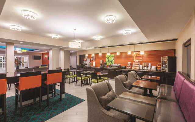 La Quinta Inn & Suites by Wyndham Houston Bush Intl Airpt E