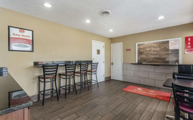 Econo Lodge North