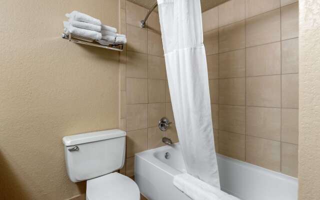 Quality Inn & Suites Des Moines - Merle Hay Road