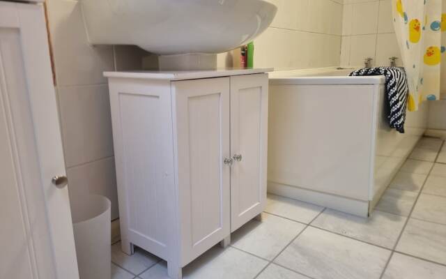 Lovely 2 Bedroom Apartment With Private Parking