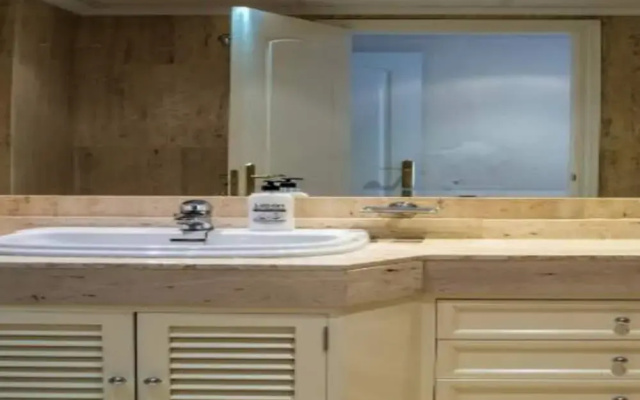 2 Bed Apartment Sleeps 4 - Pool Access - Garden