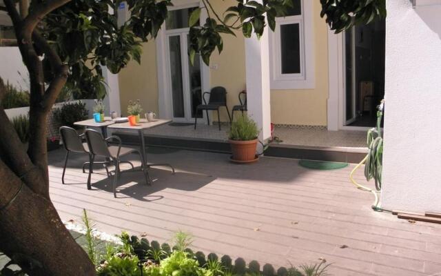 Sunny orange garden apartment in central Lisbon