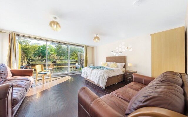 Canton Street - Deluxe Guest Room 1