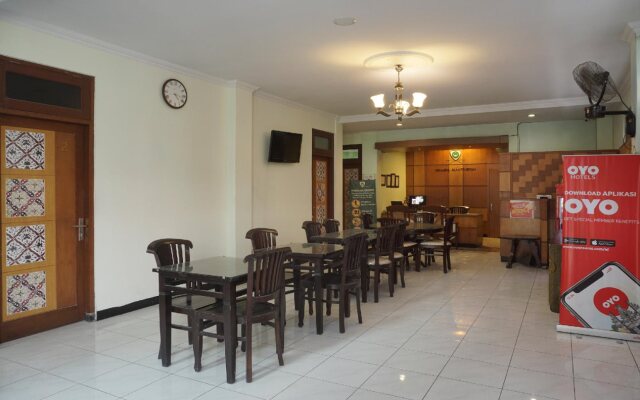 OYO 512 Ndalem Mantrijeron Hotel