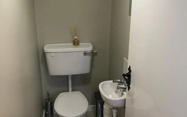 Cheerful 4 bedroom town house with bbq,