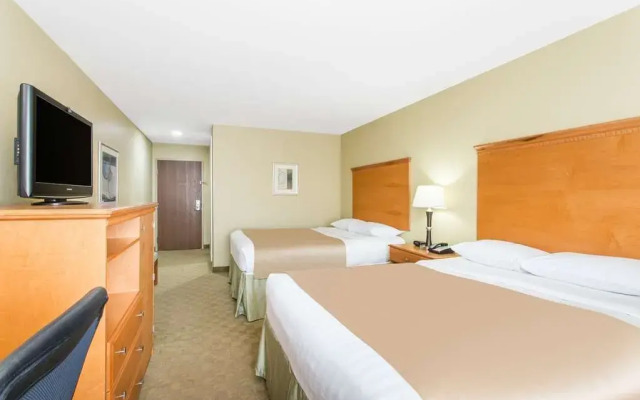 Super 8 Savannah