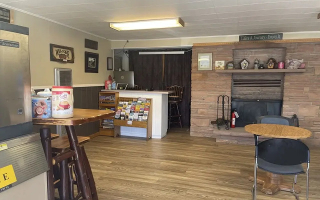 Saddle & Surrey Motel
