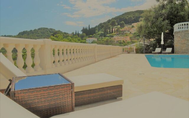 Villa La Terre Des Lauriers B&B