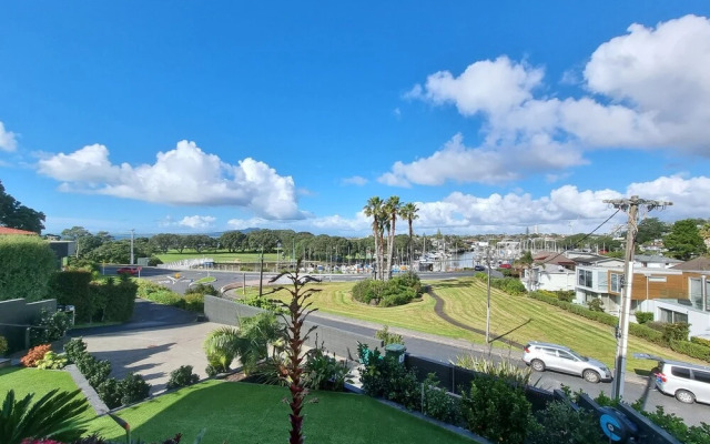 Fabulous Milford 1BR With Views & SkyTV