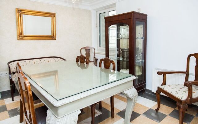 Chic Charming Central Athens Apt.