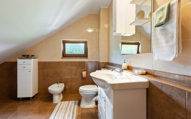 Cosy Apartment in Oto?ac With Balcony