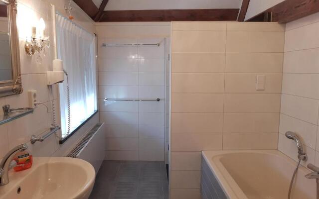 VRYE HEERLYKHEYD ( adults only ) studio 3