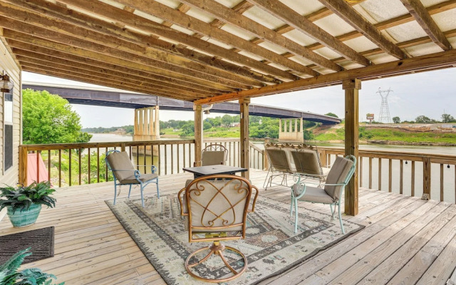Tennessee River Retreat: Multi-level Deck & Views