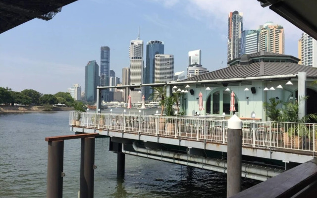 Comfortable Studio Apartment In Leafy New Farm