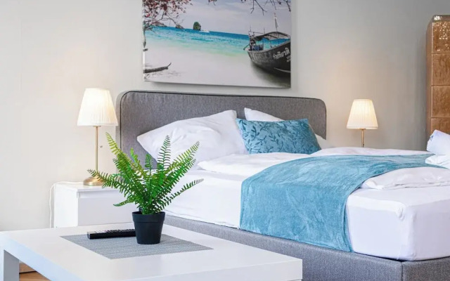 2BR Apartment Steps From AKH Center