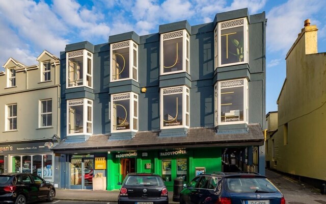 "The Courtyard @ Clifden Boutique Apartments"