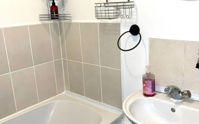Comfortable and Convenient 1-bed Apart in Romford