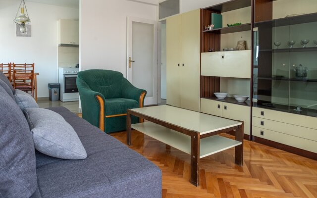 Spacious apt few min Walk to old Town and Beach