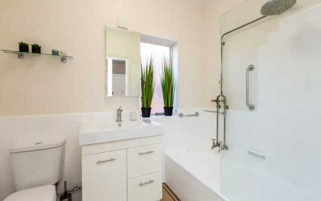 Lighthouse Cozy 2BDR with CITY VIEWS