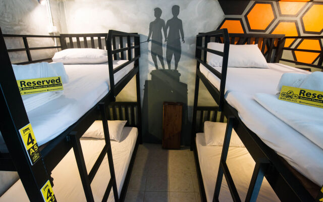 Beehive Phuket Old Town - Hostel