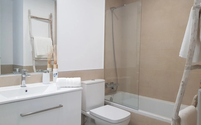 Contemporary two Bed, two Bath Apartment