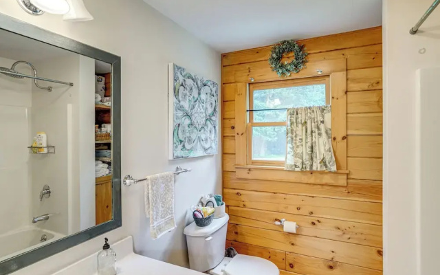 Spacious Wilmington Cabin: Walk to Lake