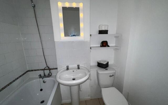 Impeccable 2-bed Apartment in Grays, London
