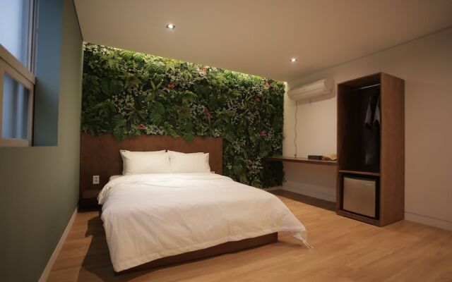 Hotel Seven Step