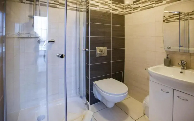 Comfortable Ground Floor Apartment, Summer Pool