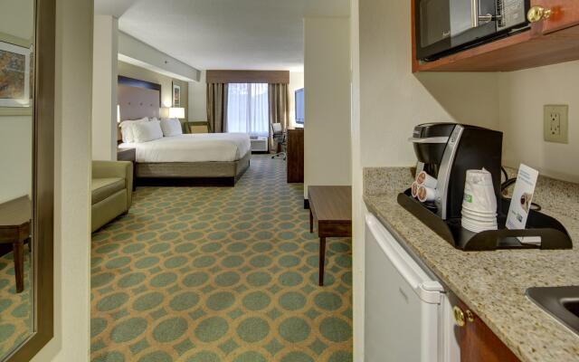 Holiday Inn Express Hotel & Suites Emporia, an IHG Hotel