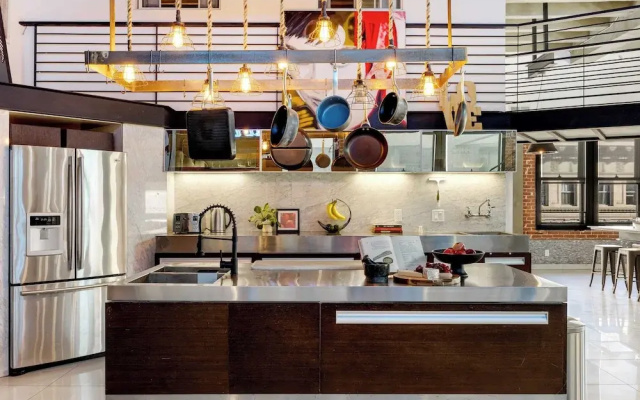 Skyline Lofts by Avantstay: a Multi-level Industrial-chic Retreat in Dtla With Rooftop Views, Soaring Ceilings & Steps to Dining, Music & Culture