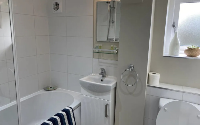 Modern 2-bed House and Parking Tibshelf Derbyshire