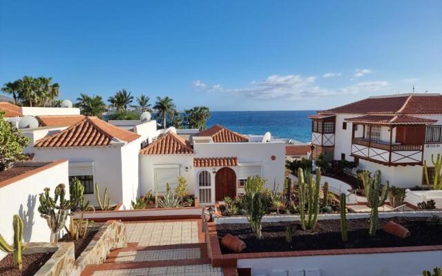 Casa Playa del Duque 2 in 1st sea line directly at the beach, heated pool, Wifi