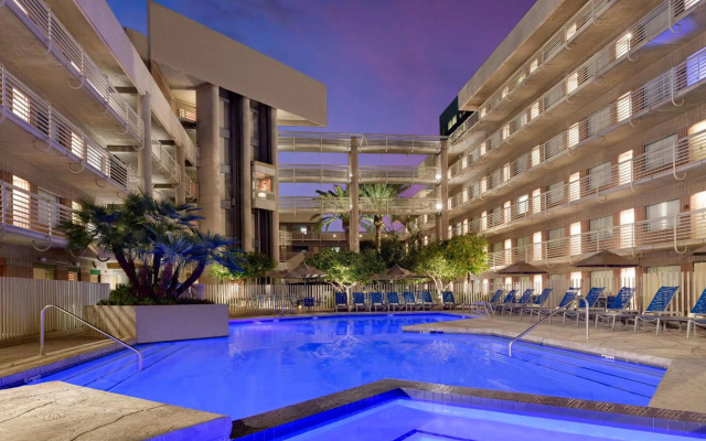 DoubleTree Suites by Hilton Phoenix