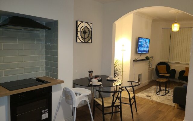 2 Bed House - Sleeps 5 - Parking - Wifi
