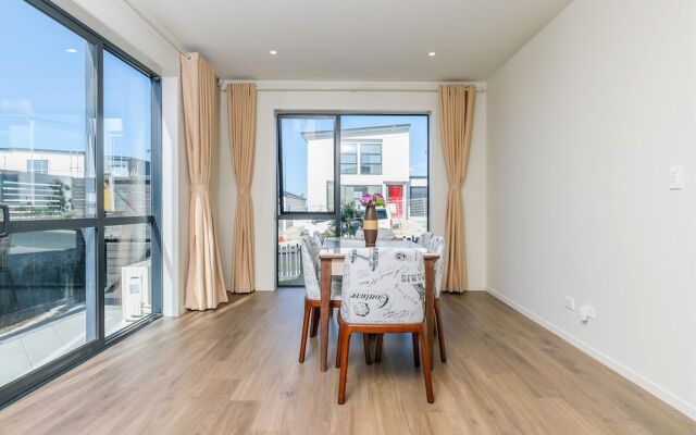 Hero Holiday House L12