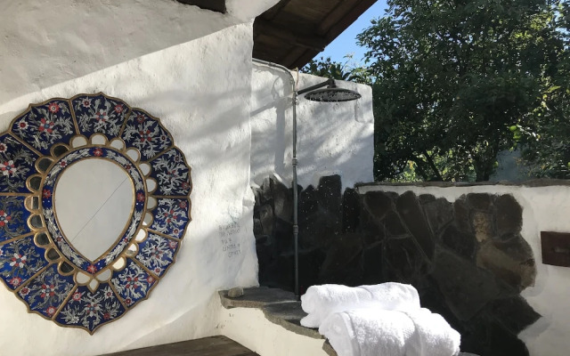 Viga Vieja Cabaña Rustica by Nomad Guru