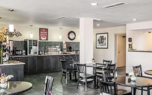 Econo Lodge Inn & Suites