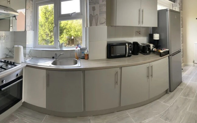 Enjoy Lovely 4 bed Apartment With Garden