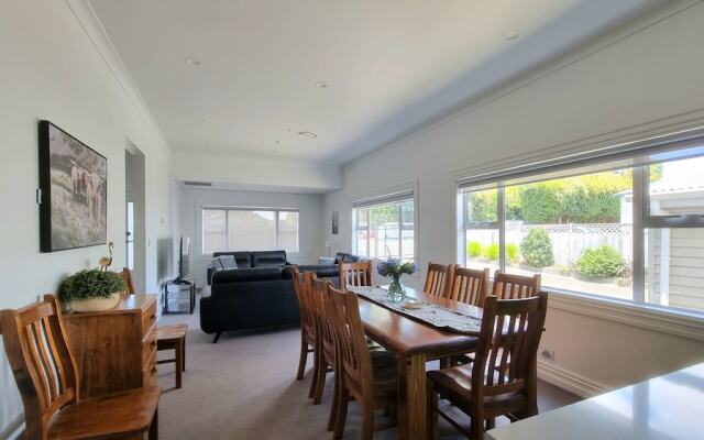 Cheerful 5 - Bedroom Home - Free Parking