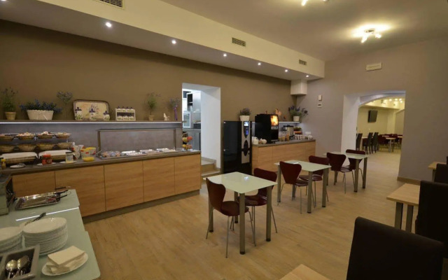 Emonec Hotel