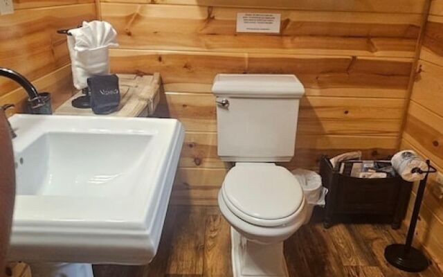 Arabella Cozy Nest With Hot Tub and Fire Pit in the Backyard by Redawning