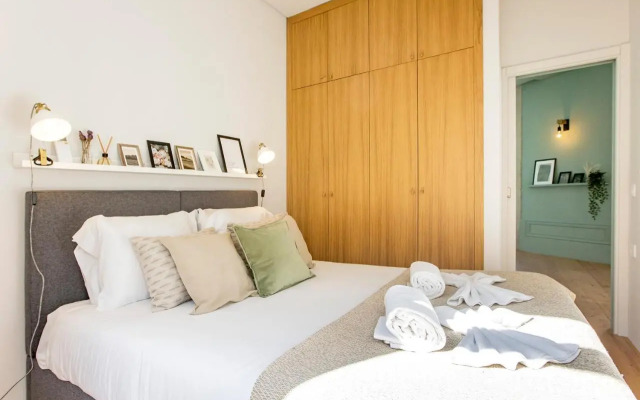 Artistic 2BR Flat Downtown w/ AC by LovelyStay