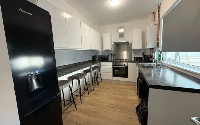 Large and Peaceful 4-bedroom House in Bridgend