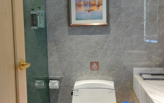 Vienna Hotel (Guiyang Huaxi Park Xueshi Road Subway Station)