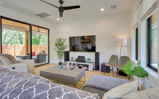 Chic Austin House w/ Spacious Backyard & Hammock